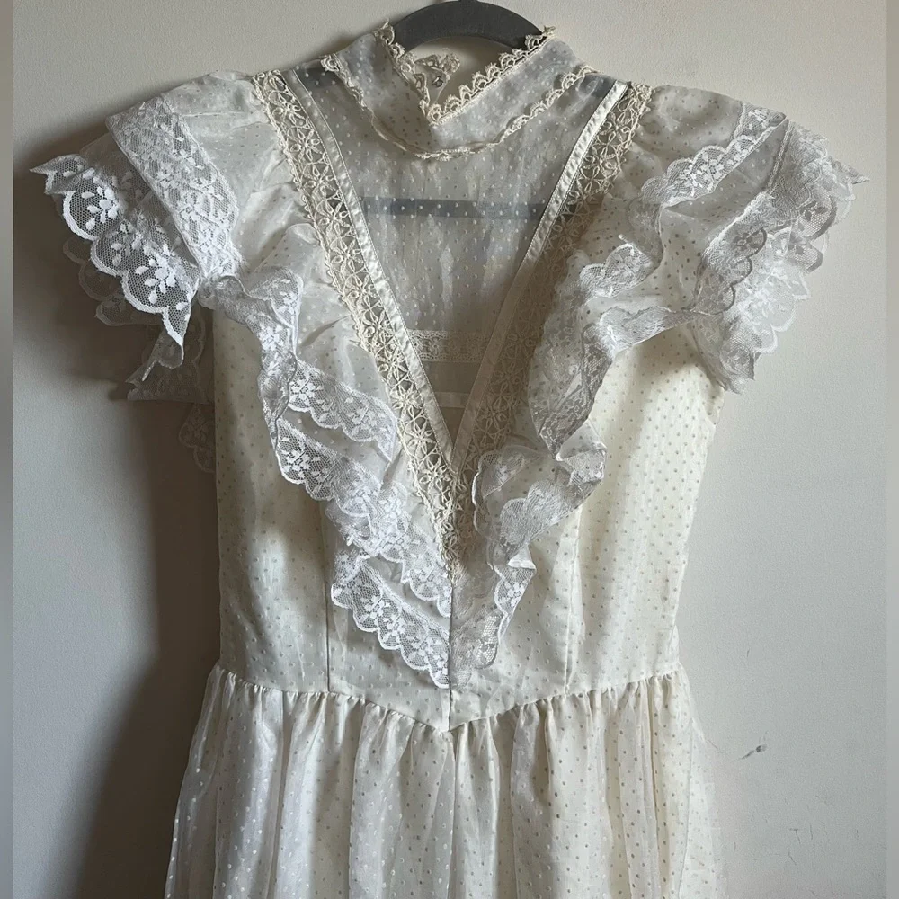 Vintage JCPenney Ivory Lace Wedding Dress - size 7/8 - Picture 4 of 16